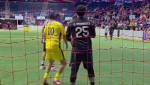 Cuauhtémoc Blanco propina golpe a portero de Chivas en Juego de Leyendas