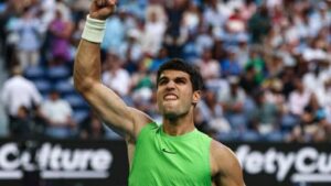 Carlos Alcaraz vence a Zverev y luchará por su primer título en el Abierto de Australia