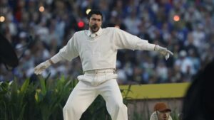 La playera de Zara del Super Bowl que Bad Bunny regaló ahora se vende en medio millón de pesos