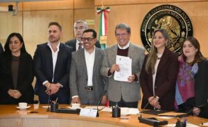 Monreal recibe iniciativa para permitir armamento especial a policías estatales