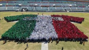 México se anota un récord Guinness con la playera humana de futbol más grande del mundo