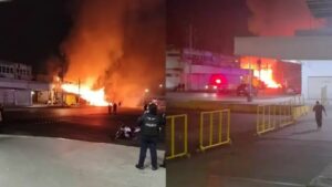Voraz Incendio Consume Locales de la Central de Abasto en Puebla