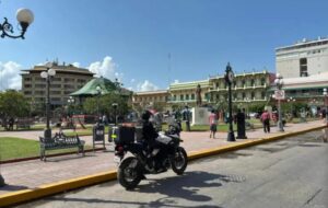 Fallece niña de dos años en España tras quedarse en un auto por horas; su padre la olvidó por atender una llamada