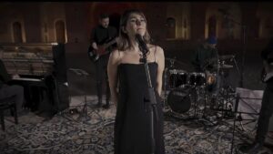 Irán condena a 74 latigazos a una cantante por emitir un concierto virtual sin velo
