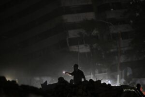 Esperanza se desvanece tras 72 horas de búsqueda entre escombros en Venezuela