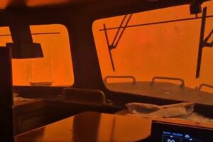Impactante incendio deja un tren atrapado en puente de Canadá