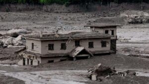 Una inundación repentina entre Nepal y el Tíbet deja 22 muertos y arrasa aldeas