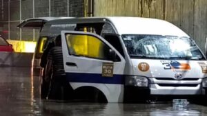 Seis personas mueren tras presunta fuga de gas en una combi durante inundación