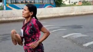 Madre se vuelve viral por correr descalza una carrera para poder comprar los útiles escolares de su hija