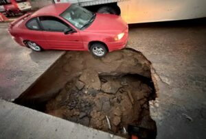 Cierran puente de Terrazas del Valle, Baja California, por socavón; vehículo estuvo a punto de caer