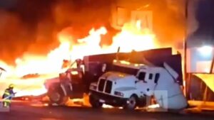 Choque incendia tres tráilers durante paro de transportistas